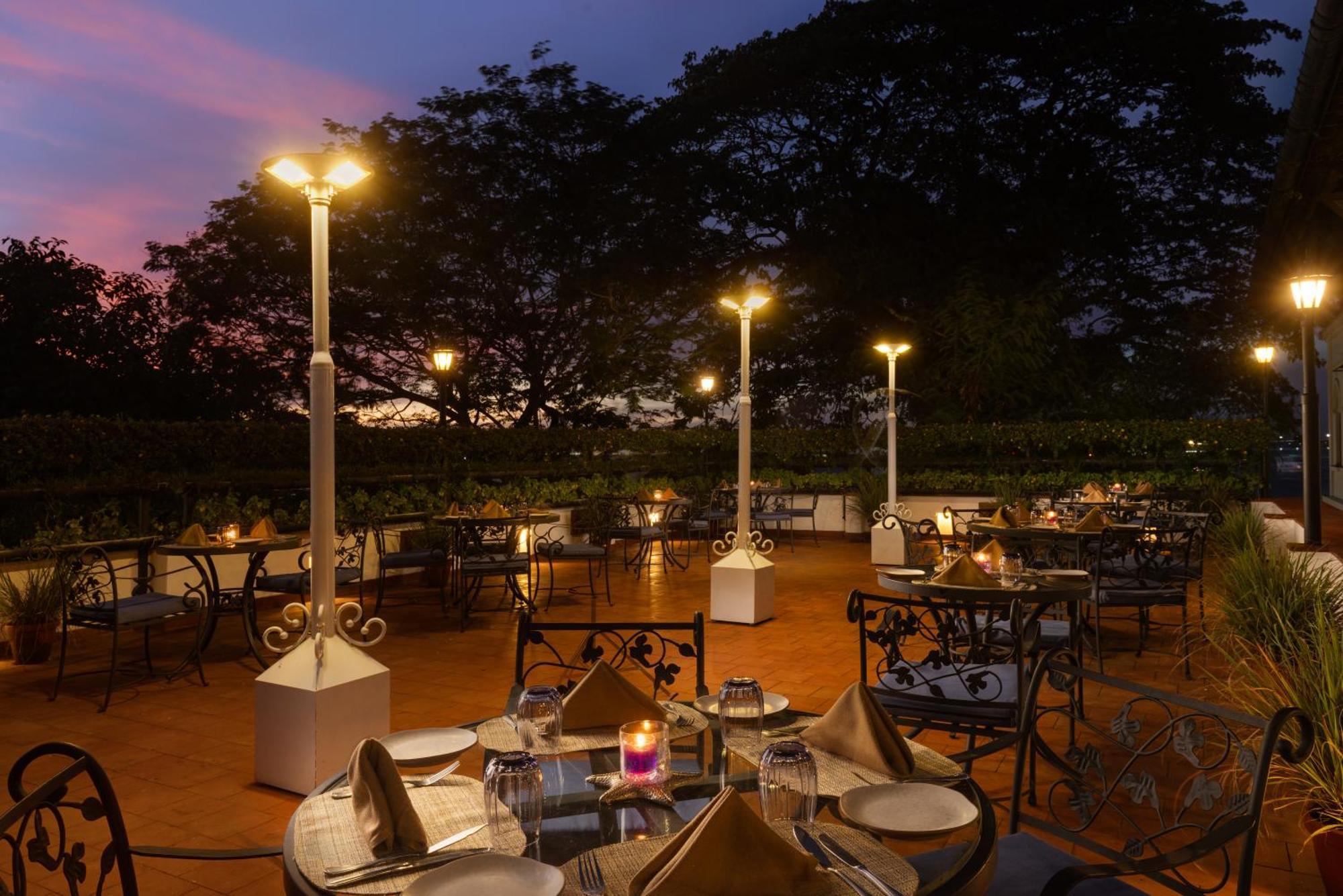 Brunton Boatyard - A Cgh Earth Experience Hotel Kochi Buitenkant foto